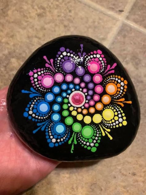 Dot Mandala On Stone, Mandala Art On Rocks, Stone Painting Mandala Rock Art, Mandela Rocks Painting, Rock Painting Mandala Easy, Mandala Art On Stone, Rock Painting Ideas Mandala, Mandala Dot Art Patterns, Rock Mandala Patterns