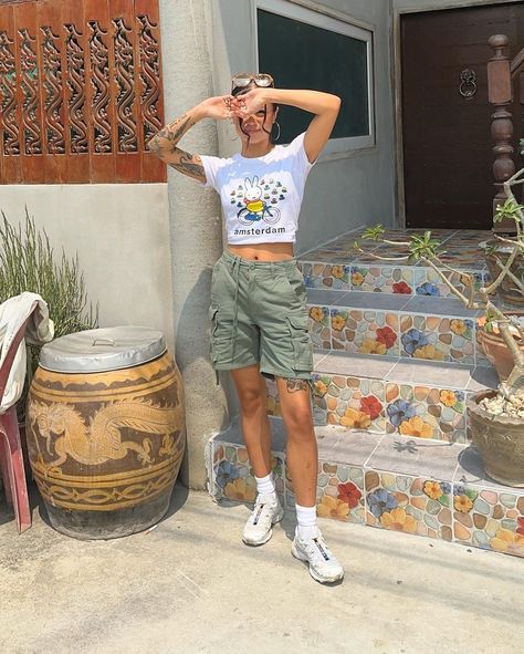 Anchana on Instagram: “i was hot but my mum said don’t change cos i look cute! 🤭 @bershka” Bermuda Shorts Outfit Women, Cargo Shorts Outfits Women, Shorts With Straps, Cargo Shorts Outfit, Bermuda Shorts Outfit, Cargo Bermuda Shorts, Cargo Outfit, Shorts Outfits Women, Shorts Outfit