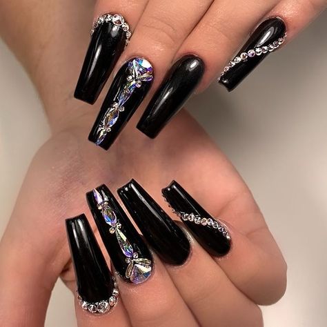 Gothic Glam Nails, Long Acrylic Nails Coffin Black, Black Acrylic Nails With Design, Black Nails With Silver Design, Black And White Birthday Nails, Stylish Nails Black, Black Glam Nails, Classy Black Nails, Black Silver Nails