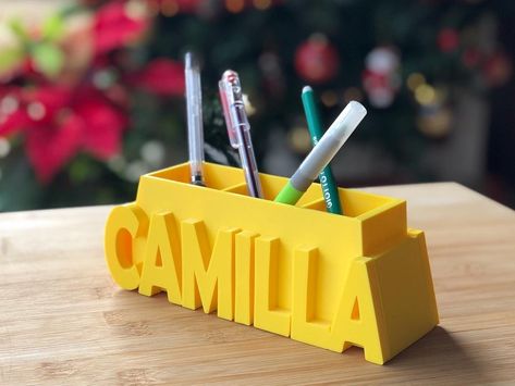 Pen holder, 3D printed object holder, with PLA material, (a biodegradable and compostable plastic), characterized by the chosen name with upper inserts used as containers. Ideal for organizing the desk, original gift idea. The width is approximately 18 cm and the height approximately 10 cm. The height of the text depends on the quantity of letters that make up the name. After the purchase, previews will be sent in the message section here on Etsy and the colors and shape will be defined. Small imperfections are not to be attributed to a manufacturing defect but to the printing process and the particularity of the material, entirely handcrafted. 100% Satisfaction Guarantee: Personalized products cannot be returned, however if for any reason the item arrives damaged please notify us within 2