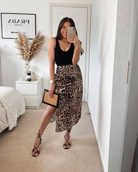 Jungle Chic Outfit, Animal Print Party Outfits, Jungle Theme Parties Outfit, Jungle Theme Outfit, Jungle Outfit, Guest Ideas, Animal Print Party, Leather Leggings Outfit, Fiesta Outfit