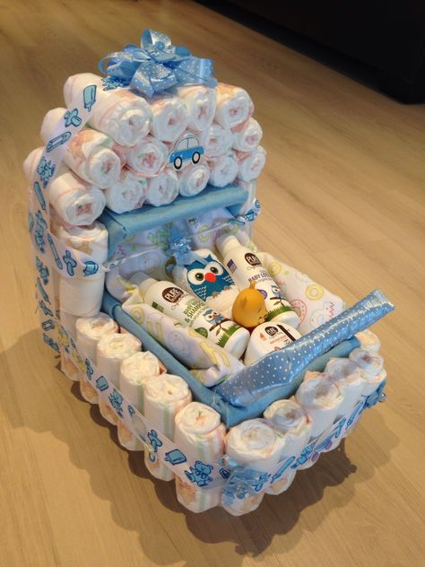 Baby shower present, nappy stroller idea Cheap Baby Shower Gifts, Creative Baby Shower Gifts, Moldes Para Baby Shower, Diy Diaper Cake, Baby Shower Baskets, Creative Baby Shower, Cheap Baby Shower, Diy Baby Shower Gifts, Fun Baby Shower Games