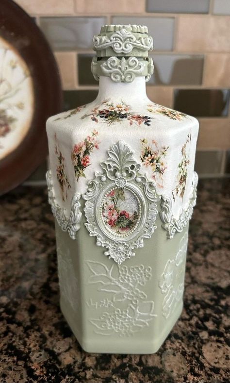 Bottle Decoupage Ideas, Vintage Crafts Diy, Shabby Chic Jars, Crown Bottle, Diy Crafts Vintage, Decoupage Jars, Glass Bottle Diy, Recycled Glass Bottles, Diy Glass Bottle Crafts