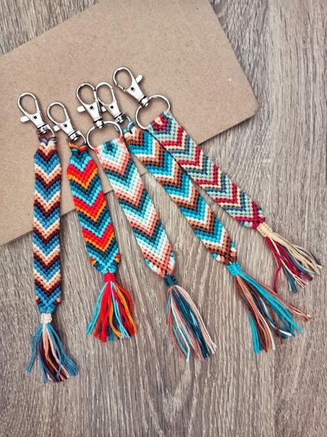 Friendship Bracelet Keychain Tutorial, Western String Bracelets, Thick Friendship Bracelet Pattern, Woven Bracelets Pattern, Adult Friendship Bracelets, Friendship Bracelet Keychain, Bracelet Color Combos, Embroidery Thread Bracelets, String Bracelet Patterns