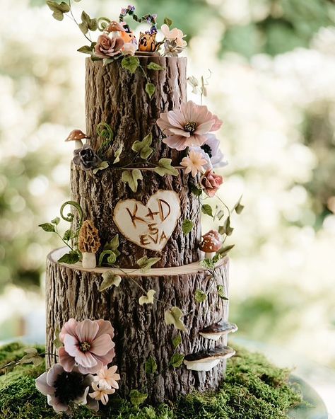 Some gorgeous captures by @kami__lalonde of Daiva and Kyle’s magical woodland-themed wedding cake, at the most perfect PNW venue (@chateaulill). Swipe to the last slide to see how beautifully the cake barrel was adorned, with a full flower meadow by Carlee of @goldenrodfloral and her brilliant team. Cake deets: Flavors were carrot cake + burnt honey buttercream, and vanilla sponge + whipped white chocolate buttercream + strawberry compote. All handmade sugar flowers, mushrooms, and vines. E... Storybook Wedding Cake, Lord Of The Rings Cake Wedding, Wedding Cake Cottagecore, Earthy Wedding Cakes, Fairy Garden Wedding Cake, Cottage Core Wedding Cake, Mossy Cake, Earthy Wedding Cake, Wedding Cake Fairy