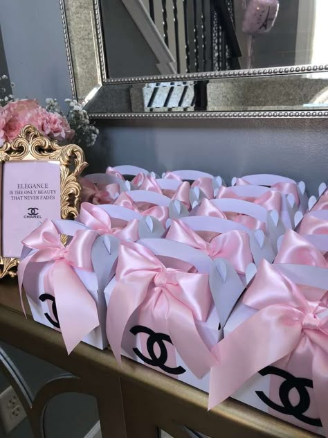 Chanel Birthday Party Ideas, Chanel Birthday Party Decoration, Chanel Birthday Party, Sweet 16 Party Themes, Chanel Birthday, Paris Chanel, Sweet 16 Party Decorations, Sweet 16 Themes, Sweet 16 Decorations