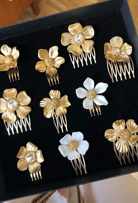 Gold Flower Hair Pin, Gold Flower Hair Accessories, Flower Hair Brooch, Ciel Black Butler, Designer Hair Accessories, Dope Jewelry Accessories, Art Coquillage, Jewelry Accessories Ideas, Dope Jewelry