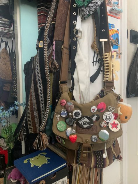 Messenger Bag Pins Aesthetic, Decorated Messenger Bag Aesthetic, Pin Bags Ideas, Messenger Bag With Pins, Bag With Pins Aesthetic, Messenger Bag Aesthetic, Messanger Bag, School Bag Essentials, Inside My Bag