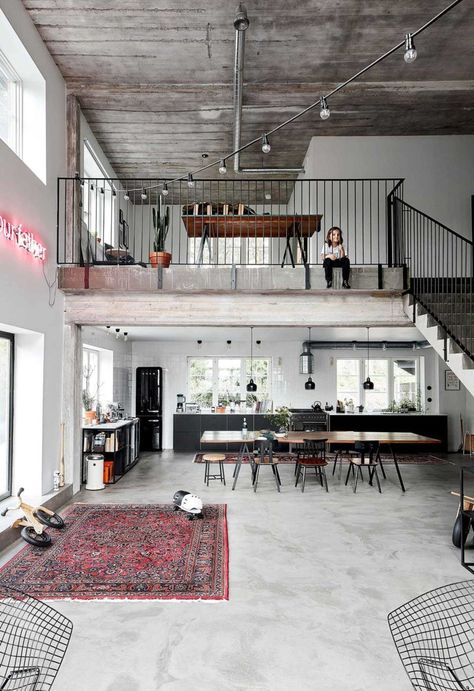 75 lofts de rêve pour s'inspirer Cave Decorations, Modern Lofts, Cave Bathroom, Tailgate Bench, Industrial Loft Design, Cave Room, Loft Home, Chic Loft, Industrial Chic Decor