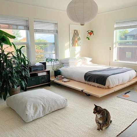 Japanese Apartment Interior, Floyd Bed, Bed Platform, Cama Queen, Diy Home Furniture, Girl Bedroom Decor, Queen Mattress, Room Makeover Bedroom, Small Room Bedroom