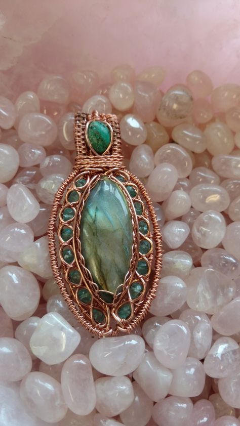 Wire Wrapping Odd Shaped Stones, Gift Snapchat, Cabochon Pendants, Wire Weaving Techniques, Wire Weaving Tutorial, Diy Jewelry Pendants, Wire Wrapped Stone Jewelry, Wire Jewelery, Wire Wrap Jewelry Designs