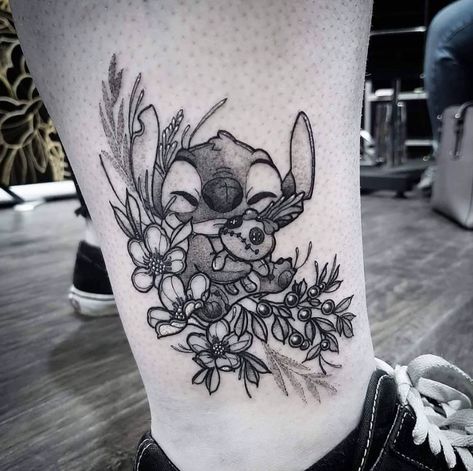 Stitch With Balloons Tattoo, Stitch Tattoo With Flowers, Unique Stitch Tattoo, Stitch With Flowers Tattoo, Stitch Sleeve Tattoo, Lilo And Stitch Sleeve Tattoo, Lelo And Stitch Tattoo Ideas, Stitch Tattoo Ideas Black And White, Scrump Tattoo