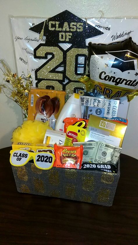 Female graduation gift basket Graduation Gift Ideas Basket, Promotion Basket Ideas, Graduation Gifts Baskets Ideas, Graduation Boxes Gift, High School Senior Basket Ideas, Graduation Snack Gift Basket, Adopt A Senior High School Gift Ideas, Good Graduation Gifts For Boyfriend, Lay Ideas For Graduation