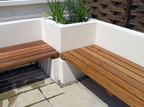 Retaining wall details and integrated seating. Built In Garden Seating, Garden Seating Area, Garden Furniture Design, White Bench, Garden Deck, Patio Wall, Wall Seating, Contemporary Garden, Have Inspiration