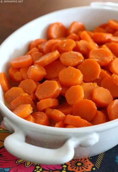 Brown Sugar Carrots with Cinnamon Butter Sauce - Jam Hands Sweet Green Beans, Brown Sugar Carrots, Sugar Carrots, Maple Glazed Carrots, Thanksgiving Vegetables, Green Beans With Bacon, Candied Sweet Potatoes, Cinnamon Butter, Side Dish Recipes Easy