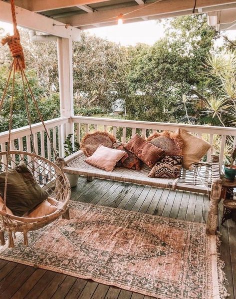 Sunday relaxing Boho Front Porch, Bohemian Porch, Macrame Hanging Chair, Bohemian Cottage, Bohemian Furniture, Boho Furniture, Casa Exterior, Back Deck, Boho Living