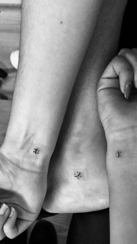 Minimalist Tattoo Friendship, Minimal Friendship Tattoo, Tattoo Fini, Hug Tattoo Minimalist, Minimalist Tattoo Family, Minimalist Friendship Tattoos, Matching Minimalist Tattoos, Minimal Family Tattoo, Minimalist Matching Tattoos