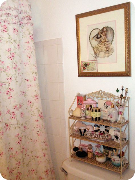 bathroom Vintage Shabby Chic Bathroom, Granny Bathroom, Small Bathroom Inspiration Decor, Pink Laundry Rooms, Pretty Bathrooms, Shabby Chic Bathroom, Room Goals, Dreamy Room, Dream Apartment