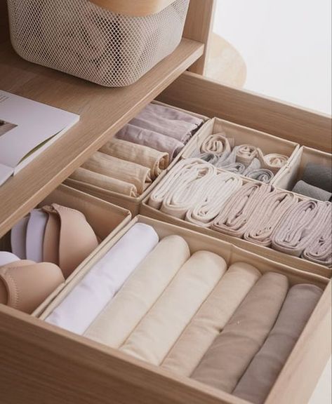 15 Efficient Tips for Organizing Your Bedroom | Oh Decor Organisation Ideas Bedroom Closet, Clothes Cupboard Organization, Organizer Ideas For Bedrooms, Organized Closet Aesthetic, Organizing Aesthetic, Konmari Organizing, Closet Organisation, Organizing Life, Bedroom Drawers