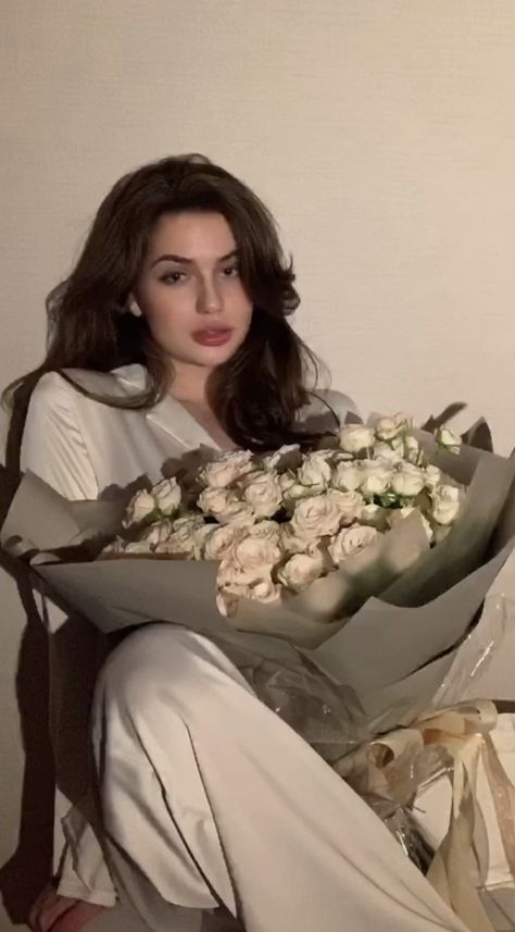 Women Figure Photo, Florist Photoshoot Ideas, Photo Ideas With Flowers, Posing With Flowers, Selena Gomez Hair, Bouquet Photography, Flower Photoshoot, Trending Photos, Figure Photo