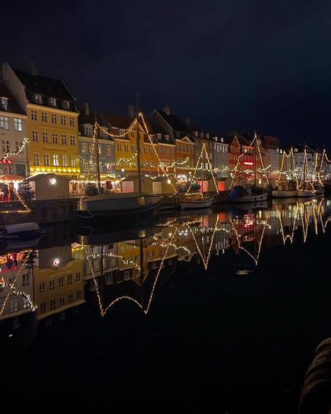 Just Wing It • Court on Instagram: "Copenhagen, Denmark ~ Nyhavn, known for its waterfront colorful houses, is all dressed up for the holiday season https://justwing.it/denmark/copenhagen/ #copenhagen #denmark #christmas #christmasmarkets #nyhavn #travel #travelblogger #justwingit #travel #smallcity #citycenter #getaway #holiday #holidays #holidayseason #christmasdecorations #christmasincopenhagen" Copenhagen New Year, Denmark Aesthetic Winter, Christmas In Denmark, Copenhagen Christmas Aesthetic, Copenhagen February, Copenhagen Winter Aesthetic, Copenhagen Denmark Christmas, Copenhagen November, Christmas Copenhagen