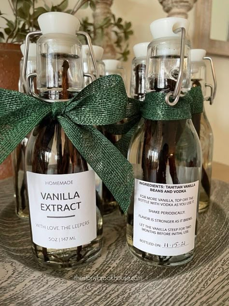 Front and back labels of vanilla extract Make Vanilla Extract, Vanilla Extract Recipe, Homemade Vanilla Extract, Gift Jar, Christmas Food Gifts, Diy Xmas Gifts, Homemade Holiday, Cute Christmas Gifts, Homemade Vanilla