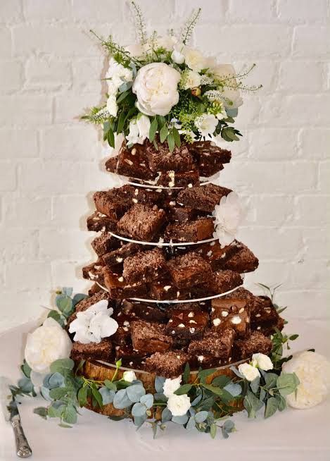 Brownie Tower Ideas, Brownie Stack, Brownie Wedding Cakes, Brownie Tower, Ice Cream Wedding, Wedding Dessert Table Decor, Wedding Brownies, Cream Wedding Cakes, Cake Tower