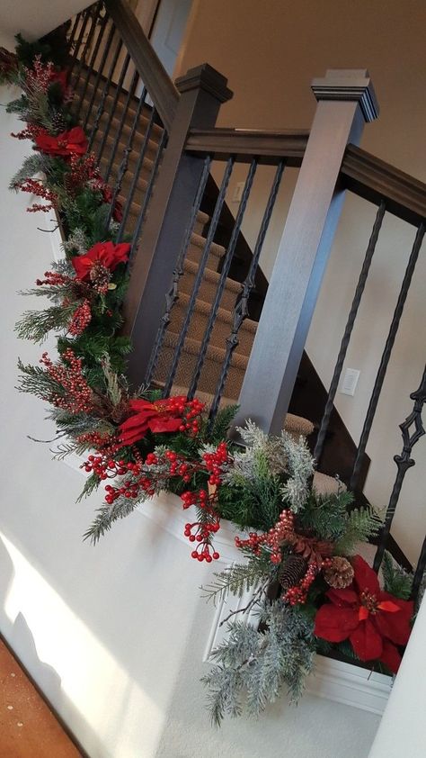 Christmas Wreath On Stairs, Decoration Cage Escalier, Stairs Decor Ideas, Christmas Banister, Farmhouse Stairs, Christmas Stairs Decorations, Storage Stairs, Christmas Chandelier, Stairs Decor