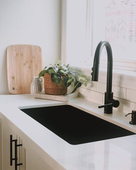 Black Sinks In Kitchen, Painting Ideas Dark, Matte Black Kitchen Hardware, Black Faucet Kitchen, Black Sink Kitchen, Black Sink Faucet, Black Kitchen Hardware, Kitchen Cabinet Trends, Matte Black Kitchen