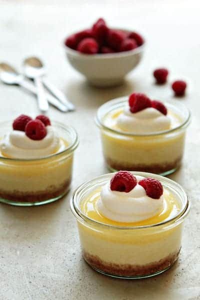 Lemon Cheesecake in a Jar | My Baking Addiction Mason Jar Cheesecake, Mason Jar Desserts Recipes, Mini Lemon Cheesecakes, Cheesecake Wedding Cake, Individual Cheesecakes, Chocolate Pie With Pudding, Lemon Cheesecake Recipes, Mason Jar Desserts, No Bake Lemon Cheesecake