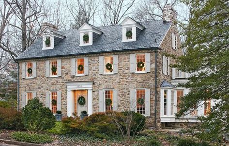 Colonial Home Inspiration Colonial Curb Appeal, Colonial Farmhouse, Colonial Exterior, Casas Coloniales, Virginia Homes, This Old House, Design Exterior, Outdoor Holiday Decor, Old Stone