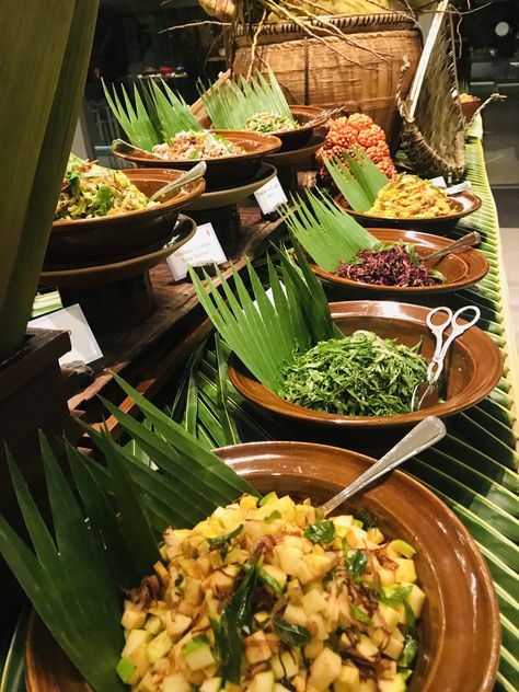 Banana Leaf Food Presentation, Tropical Wedding Buffet, Carribean Wedding Food, Caribbean Wedding Food, Tropical Food Table, Tropical Buffet, Filipino Restaurant, Buffet Set Up, Catering Food Displays