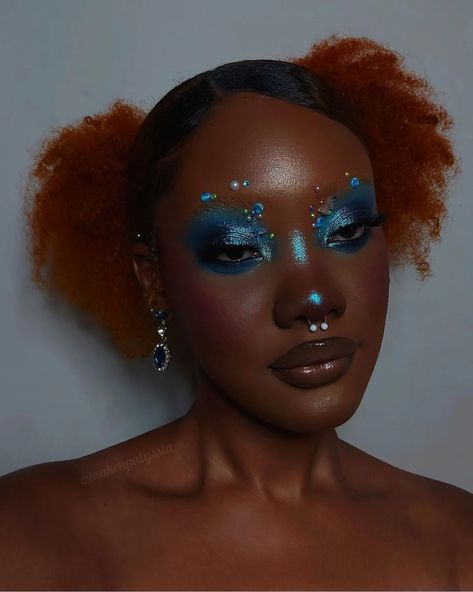 Pore Filler Primer, Cosmic Makeup, Brown Eyeshadow Looks, Pore Filler, Monochromatic Makeup, Monochromatic Blue, Blue Makeup Looks, Silver Makeup, Sparkly Makeup