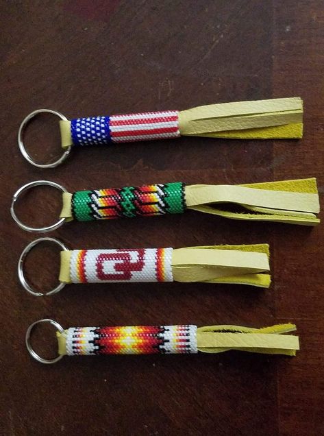 Beaded Key Chains Native American, Beaded Bottles, Beadwork Projects, Gourd Stitch, American Indian Decor, Beaded Key Chains, Stitch Keychain, Beaded Key Chain, Bead Bottle