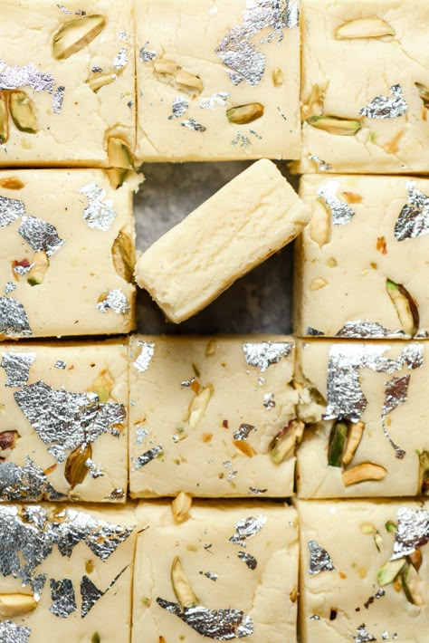 Indian Milk, Diwali Sweets Recipe, Pudding Chia, Burfi Recipe, Milk Dessert, Diwali Sweets, Diwali Food, Sweet Dishes Recipes, Sweet Meat