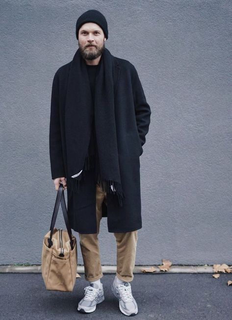 Winter outfits for men 18 ideas: 2023-2024 streetwear trends - mens-talk.online Scandi Mens Fashion, Scandi Mens Style, Men Coat Outfit, Mens Street Style Urban, Winter Outfits For Men, Coat Outfit Casual, Herren Style, Outfits For Men, Dad Fashion