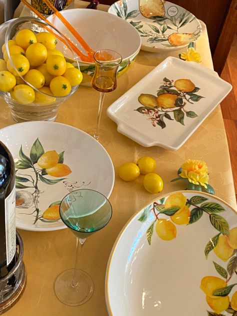 Spring Table Settings, Coffee Aesthetic, Spring Table, Decor Home Living Room, Future House, Home Living Room, Kitchen Ideas, Table Settings, Lemon