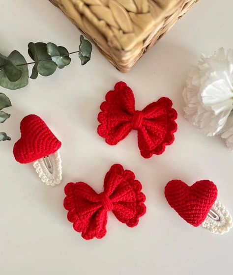 Crochet Tiny Bow, Diy Hair Accessories Tutorial, Crochet Hair Bows, Crochet Hair Clips, Crochet Baby Shoes Pattern, Hand Beaded Embroidery, Crochet Bows, Handmade Hair Clip, Crochet Hair Accessories