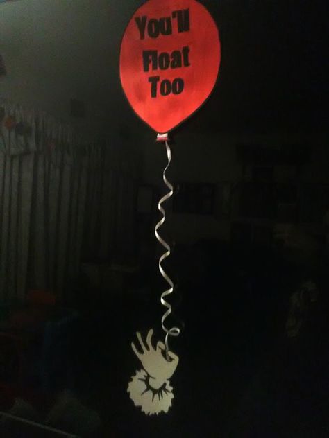 Pennywise party Pennywise Diy Decorations, Penny Wise Decorations, Pennywise Party Ideas, Pennywise Birthday Party Ideas, Pennywise Halloween Decorations, Horror Themed Birthday Party, Pennywise Party, Pennywise Cake, Pennywise Decorations