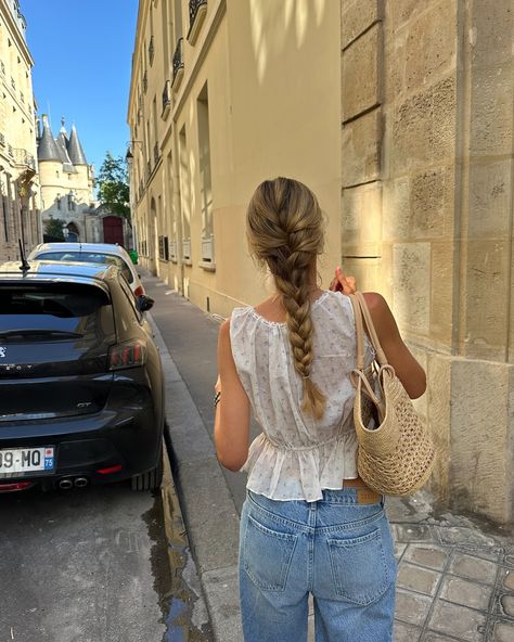 Lauren Ladnier | dare I say… the most 𝒻𝓇𝑒𝓃𝒸𝒽 braid I’ve ever had ???? 🎀🎀🎀🏹 | Instagram French Braids Aesthetic, French Braid Outfit, French Braid Aesthetic, Braid Outfit, Braid Aesthetic, Aesthetic Birkenstocks, Braids Aesthetic, Outfit Inspo School, Brandy Melville Aesthetic