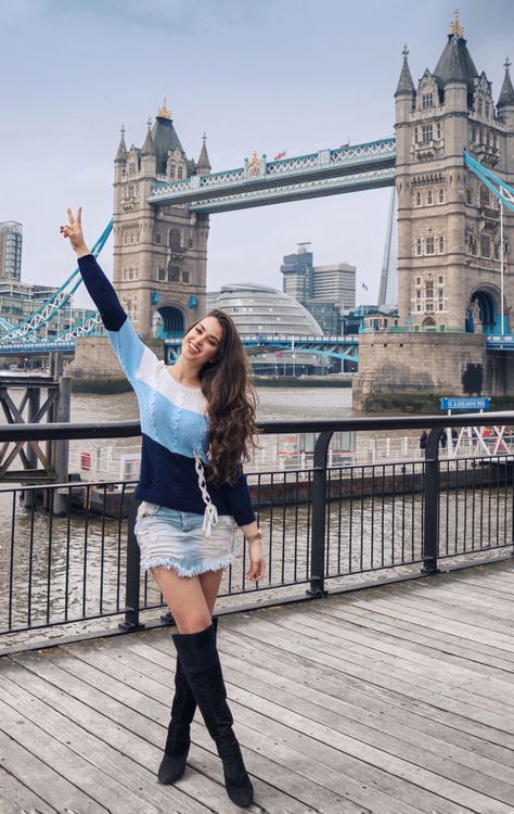 London Bridge Photoshoot, London Bridge Poses, London Outfits Summer, London Poses, Uk Pics, London Pics, London Photo Ideas, Rainy Photos, Photoshoot London