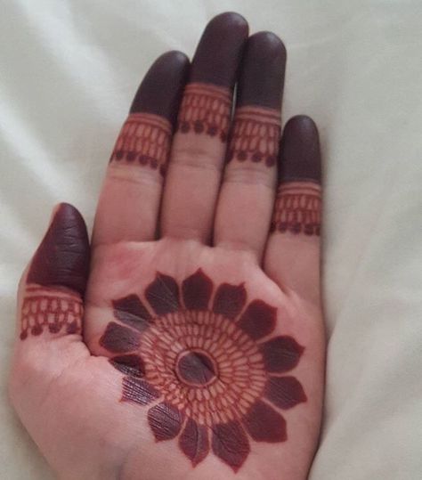 Simple Circle Mehndi Designs For Back Hand, Mehndi Designs Circle Beautiful, Round Mehndi Designs Circles Simple, Simple Round Mehndi Designs Front Hand, Round Mehndi Design Front Hand, Back Hand Round Mehndi Design, Round Mehndi Designs Circles, Simple Round Mehndi Designs, Simple Aesthetic Mehndi