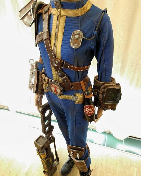 Fallout Inspired Outfits, Fallout Outfits Post Apocalyptic, Vault Dweller Aesthetic, Fallout 4 Outfit Ideas, Vault Dweller Cosplay, Fallout Clothes, Vault Suit Fallout, Vault Tec Aesthetic, Fallout 4 Cosplay