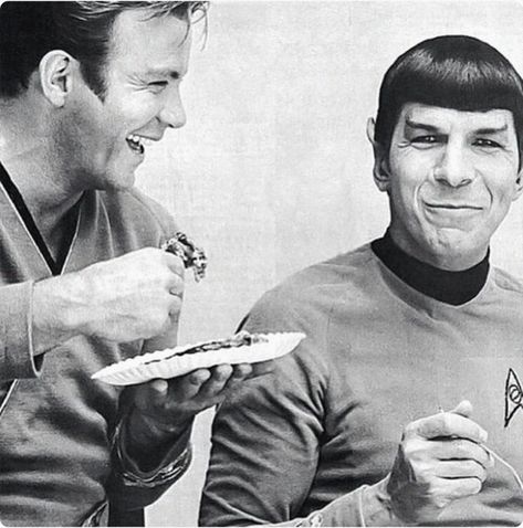 16 awesome behind-the-scenes photos from the set of 'Star Trek' Klasik Hollywood, Star Treck, Star Trek 1966, Deep Space Nine, Film Vintage, Star Trek Original, Leonard Nimoy, Star Trek Voyager, Star Trek Enterprise