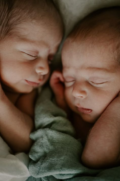 Twins Newborn Photoshoot At Home, Newborn Photoshoot Twins, Newborn Twin Photo Shoot Ideas, Lifestyle Twin Newborn Session, Newborn Twin Photoshoot, Newborn Photos Twins, Twin Newborn Lifestyle Photography At Home, Newborn Twin Photography At Home, In Home Twin Newborn Session