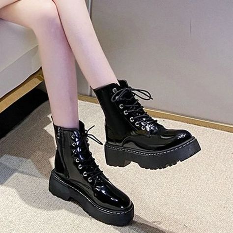 Boots For School, School Boots, Dr Martin Boots, Elegant Shoes Heels, Martin Shoes, Shoes Outfit Fashion, Boots Platform, Stylish Boots, Easy Trendy Outfits