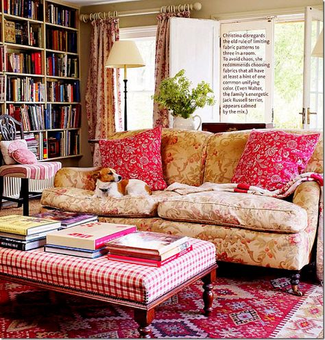 COTE DE TEXAS: Jan 27, 2013 PRETTY, PRETTY! English Roll Arm Sofa, Pretty Living Room, English Country Decor, English Decor, English Country Style, English Cottage Style, Casa Vintage, Rolled Arm Sofa, Cottage Interiors