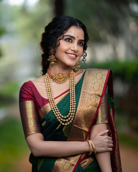 Bridal Saree Poses, Bridal Photoshoot Poses Indian, Green Bangles Maharashtrian, Marathi Bride Jewellery, Marathi Makeup Look, Poses In Saree For Photoshoot, Paithani Saree Wedding, Malayalee Wedding, Temple Photoshoot