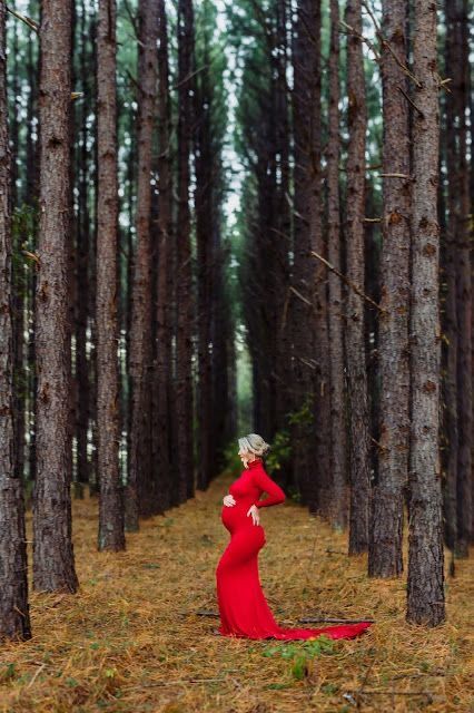 Maternity Christmas Pictures, Winter Pregnancy Photoshoot, Fall Maternity Shoot, Winter Maternity Pictures, Maternity Shoot Ideas, Fall Maternity Pictures, Maternity Picture Outfits, Maternity Studio Photoshoot, Winter Maternity Photos