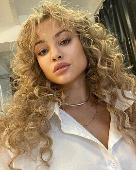 Stephanie Bertram Rose Daena Targaryen, Rose Bertram, Big Curly Hair, Curly Hair Wig, Rose Pictures, Wig Hairstyles, Curly Hair, Fashion Models, Makeup Looks